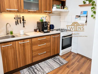 Na predaj 4-izbový byt, 89 m², Bratislava-Karlova Ves, Veternicová