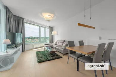 Byty na prenájom 3-izbový, Bratislava-Staré Mesto · €1 925