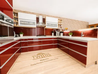 Houses for sale, 6-room in Hlohovec · €299,000