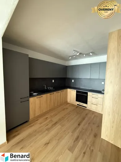 Квартири в оренду, 2-кімнатні, Poprad · €780