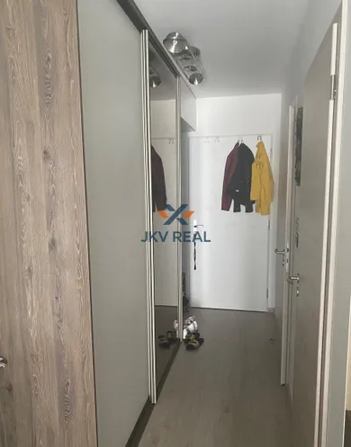 Na prenájom 2-izbový byt, 63 m², Bratislava-Nové Mesto, Vlárska
