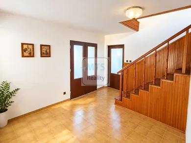 Na predaj 4-izbový dom, 320 m², Lipovec, Horná