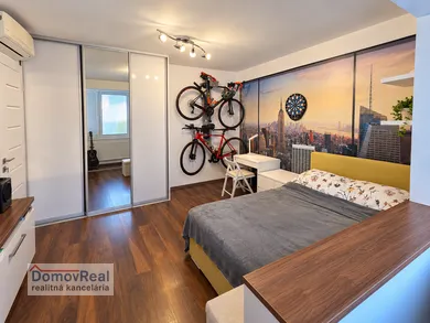 Na predaj 2-izbový byt, 41 m², Bratislava-Petržalka, Holíčska