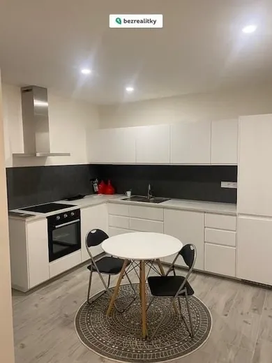 Na prenájom 1-izbový byt, 50 m², Bratislava-Staré Mesto