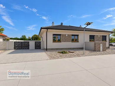 Domy na sprzedaż, 3-pokojowe, Holice · €229 000