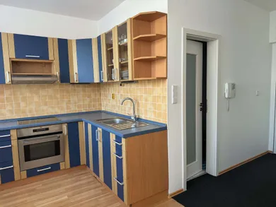 Na prenájom 1-izbový byt, 41 m², Bratislava-Ružinov, Tomášikova