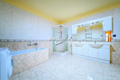 Na predaj 9-izbový dom, 288 m², Biskupice