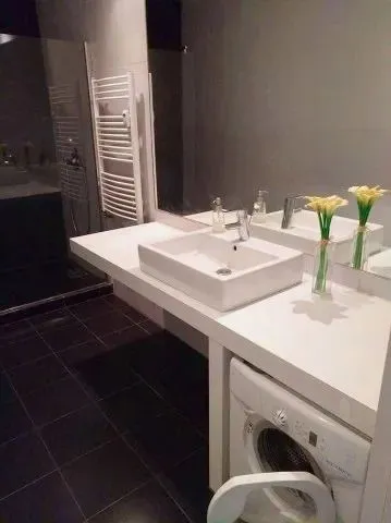 Na predaj 2-izbový byt, 65 m², Bratislava-Staré Mesto, Karadžičova