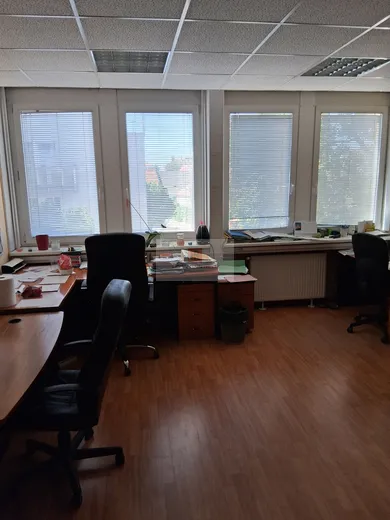 Lokale komercyjne na wynajem, Bratislava-Nové Mesto · €281