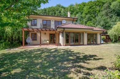 Na predaj 7-izbový dom, 240 m², Marianka, Karpatská