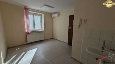 Na prenájom komerčné, 12 m², Vráble, Moravská