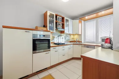 Na predaj 4-izbový byt, 135 m², Bratislava-Nové Mesto, Uhrova