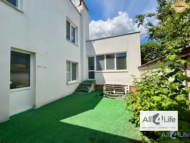 Na predaj 5-izbový dom, 205 m², Piešťany, Komenského