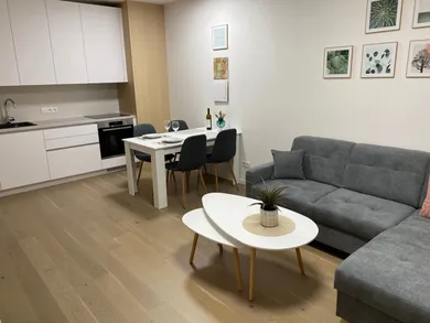 Na prenájom 2-izbový byt, 43 m², Bratislava-Nové Mesto, Košická