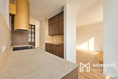 Na predaj 5-izbový byt, 136 m², Bratislava-Petržalka, Labutia 9