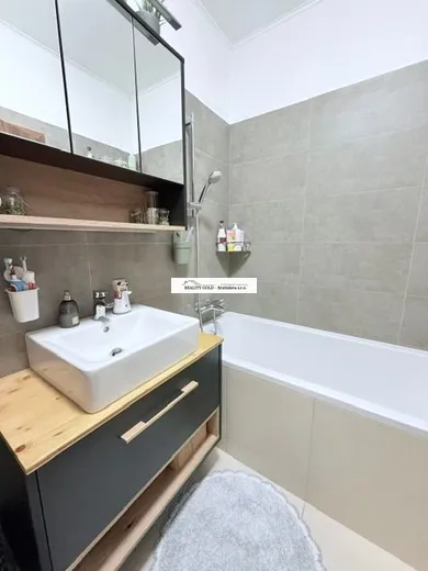 Na predaj 2-izbový byt, 60 m², Bratislava-Petržalka, Fialová