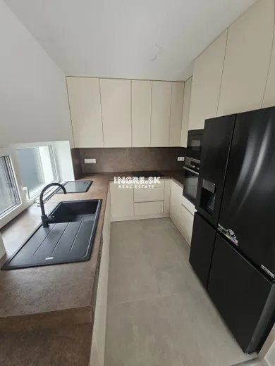 Na predaj 4-izbový byt, 96 m², Rovinka, Zelená