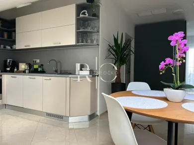 Na predaj objekt, 346 m², Bratislava-Staré Mesto, Námestie 1.mája