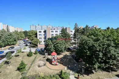 Na predaj 4-izbový byt, 77 m², Bratislava-Dúbravka, Kpt. Jána Rašu