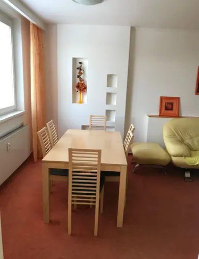 Na prenájom 2-izbový byt, 67 m², Považská Bystrica, Stred