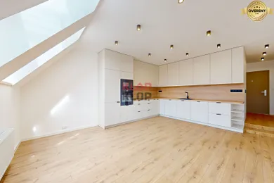 Na predaj 5-izbový byt, 147 m², Bratislava-Staré Mesto, Klemensova