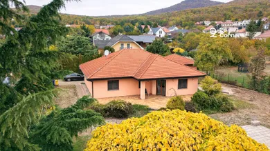 Дома на продажу, 4-комнатные, Štitáre · €450 000