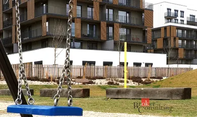 Na prenájom 3-izbový byt, 95 m², Bratislava-Petržalka, Fialová
