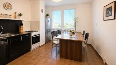 Na predaj 4-izbový byt, 92 m², Bratislava-Petržalka, Furdekova