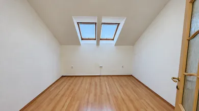 Na prenájom 4-izbový byt, 100 m², Levice, Nám. E. M. Šoltésovej