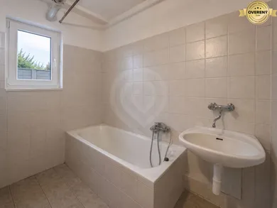 Na predaj 6-izbový dom, 185 m², Malinovo