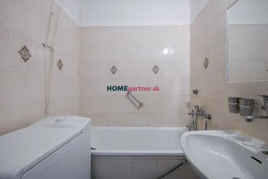 Na predaj 3-izbový byt, 72 m², Bratislava-Petržalka, Jasovská