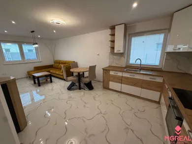 Na predaj 4-izbový dom, 920 m², Topoľčany, Sládkovičova