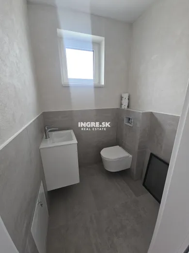 Na predaj 4-izbový byt, 96 m², Rovinka, Zelená