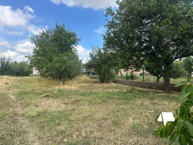 Na predaj pozemok, Mojmírovce
