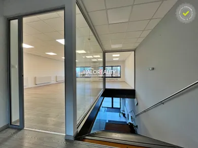 Na prenájom komerčné, 63 m², Levice