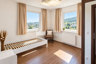 Na prenájom 4-izbový byt, 92 m², Bratislava-Nové Mesto, Jurská