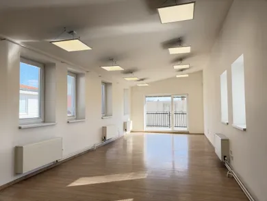 Kiadó kereskedelmi ingatlanok, Košice-Staré Mesto · €1430