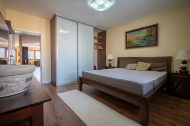 Na prenájom 3-izbový byt, 98 m², Bratislava-Staré Mesto, Žabotova