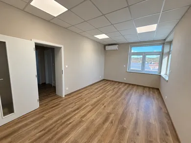 Na prenájom komerčné, 86 m², Trenčín, Bratislavská