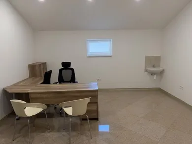 Na prenájom komerčné, 25 m², Trnava, Ulica Štefánikova