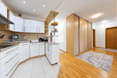Na predaj 4-izbový byt, 99 m², Bratislava-Petržalka, Zadunajská cesta