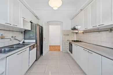 Na prenájom 5-izbový byt, 168 m², Bratislava-Staré Mesto, Moyzesova