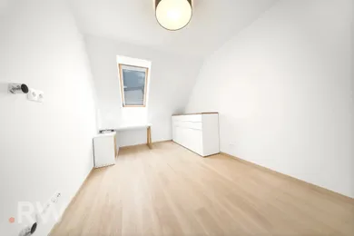 Na predaj 4-izbový byt, 126 m², Sereď, Námestie Slobody