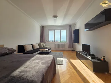Na prenájom 1-izbový byt, 43 m², Bratislava-Ružinov, Mesačná