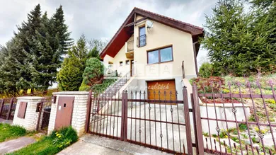 Domy na sprzedaż, 4-pokojowe, Žilina · €340 000