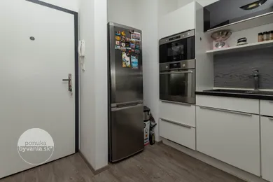 Na predaj 1-izbový byt, 41 m², Bratislava-Petržalka, Žltá