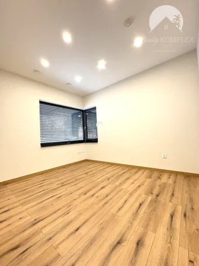 Na predaj 4-izbový dom, 681 m², Komárno