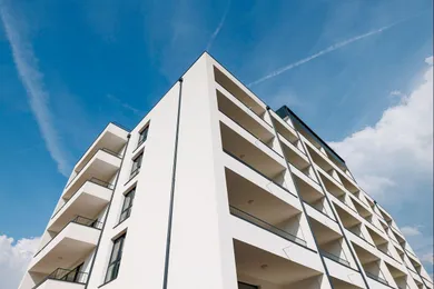 Na predaj 3-izbový byt, 80 m², Nová Baňa, Pod Sekvojou