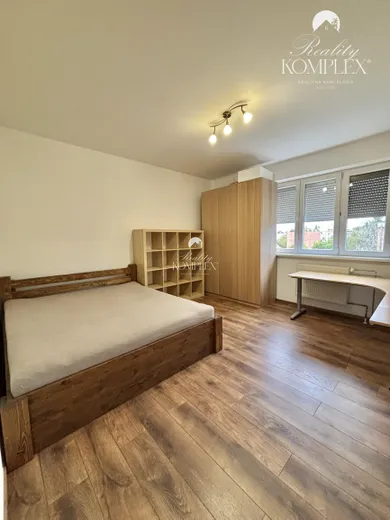 Na prenájom 3-izbový byt, 93 m², Komárno, Damjanichová