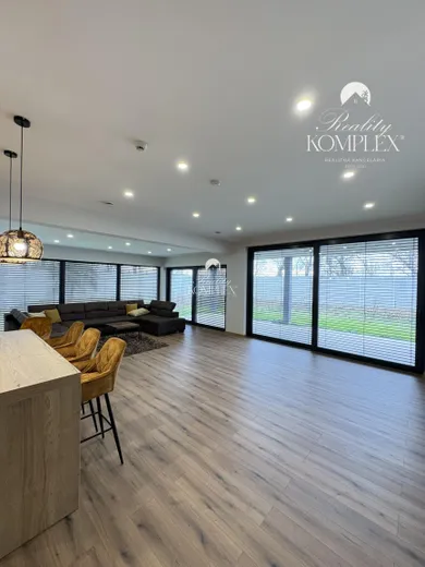 Na predaj 4-izbový dom, 681 m², Komárno